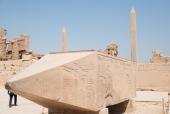 Spidsen af dronning Hatshepsut's væltede obelisk ligger ved den hellige sø.