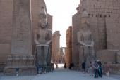 Ramses d. 2 statuerne ved indgangen til Luxor templet