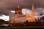 Omar Ali Saifuddien moskeen fotograferet omkring solnedgang