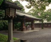 I den lille bygning renser de bedende sig inden de går ind på et shinto tempel - her er det ved Meiju Jingu templet