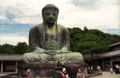 Daibutsu i Kamakura sad oprindeligt inde i en tempelbygning, men det blev skyllet væk af en tsunami