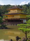 Kinkakuji - guld pavilionen - spejler sig i spejlsøen