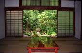 Tt kig gennem et af de tatami klædte rum ud i haven ved Nanzenji templet