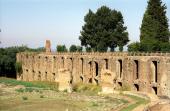 Hadrian's Villa har et omfattende tunnelsystem som blev brugt af tjenere og slaver til at fragte varer rundt i området