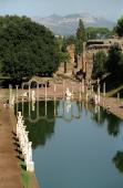 Canopoen i Hadrian's Villa er bygget med inspiration fra templet ved Canopus tæt ved Alexandria i Egypten