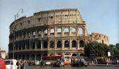 Colosseum ligger centralt i det antikke Rom, tæt ved Forum Romanum og Palatinerhøjen
