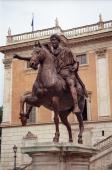 Udenfor Capitoline museerne står denne replika af Marcus Aurelius rytterstatue. Originalen kan ses inde på museerne