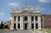 San Giovanni basilikaens barokke facade er tilføjet i 1735