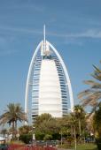 Burj Al Arab eller sejlet er blevet et af de ikoniske byggerier som Dubai er kendt for