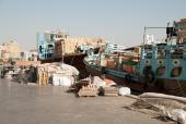Dhow bådene læses med varer ved Khor Dubai
