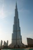 Burj Khalifa virker slank og sylespide, idet den bliver smallere og smallere op mod toppen, hvor den ender i en antenne