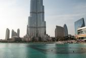 Burj Khalifa er omkrænset af Burj Khalifa Park med søer og grønne parker