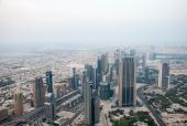 Udsigten fra Burj Khalifa ud over Dubai's finans centrum og videre nord øst på langs kysten