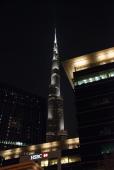 Burj Khalifa kan ses vidt omkring både om dagen og om natten