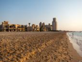 Stranden og nogle af hotellerne ved Ras al-Khaimah