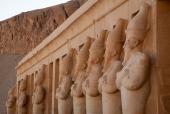 På den øverste terrasse i Hatshepsuts tempel står Osiris statuerne på række foran alle søjlerne