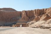 Hatspepsuts tempel ligger smukt foran de lodrette klipper