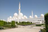 Skeih Zayed Stor Moske er de Forenede Arabiske Emiraters største og vigtigste moske.