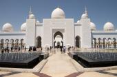 Hoivedindgangen til Sheik Zayed Stor Moske i Abu Dhabi