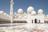 Gården i Sheik Zayed Stor Moske i Abu Dhabi har plads til 30.000 bedende.