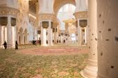 Den store bedesal i Sheik Zayed Stor Moske i Abu Dhabi, med hvad der formentligt er verdens største vævede tæppe