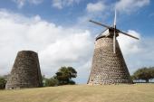 Disse to vindmøllerne til bearbejdelse af sukkerrør står ved resterne af plantagen Betty's Hope