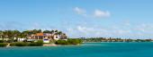 Long Island hvor nogle af Antigua's dyreste hoteller ligger. Huset til venstre var Oprah's første hus på Antigua