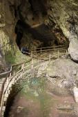 Fra Predjama slottet kan man komme ind i den første del af hulerne bag ved slottet
