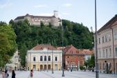 Ljubljana Slot ligger højt hævet over byen på en klippe midt i den gamle bydel