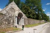 Resterne af den romerske mur i Ljubljana med Joze Plecniks pyramide