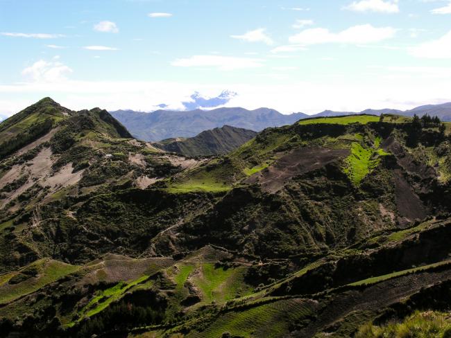 Quilotoa vulkanens kraterkant og Nord- og Sydiliniza i baggrunden. 