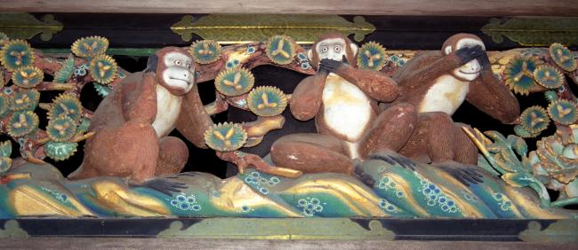 De tre aber på staldene ved Toshogu templet i Nikko vil hverken høre om det onde, tale om det onde eller se det onde. 