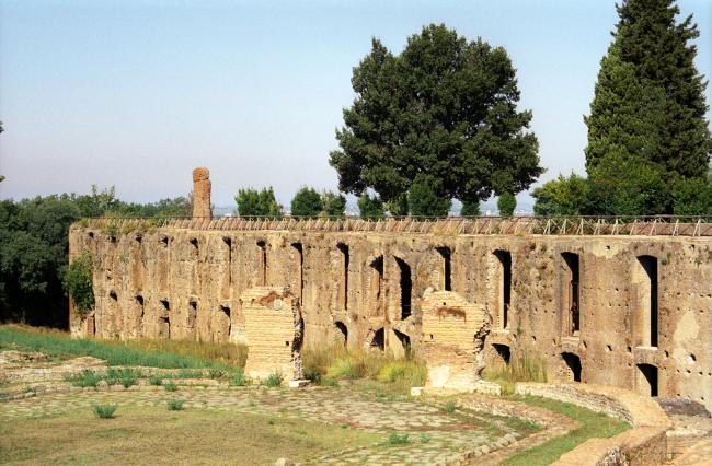 Hadrian's Villa har et omfattende tunnelsystem som blev brugt af tjenere og slaver til at fragte varer rundt i området