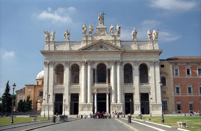 San Giovanni basilikaens barokke facade er tilføjet i 1735