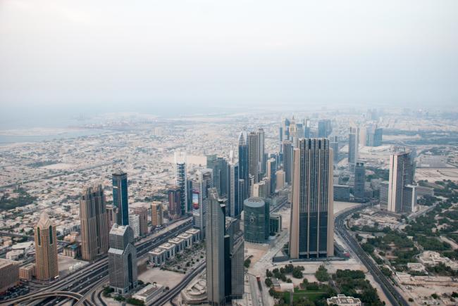 Udsigten fra Burj Khalifa ud over Dubai's finans centrum og videre nord øst på langs kysten