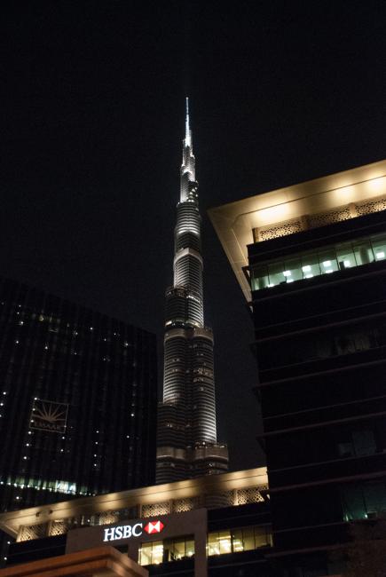 Burj Khalifa kan ses vidt omkring både om dagen og om natten