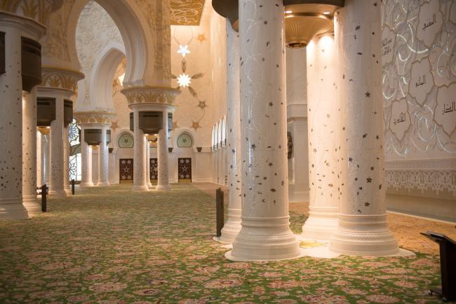 Den store bedesal i Sheik Zayed Stor Moske i Abu Dhabi har plads til 7.000 bedende