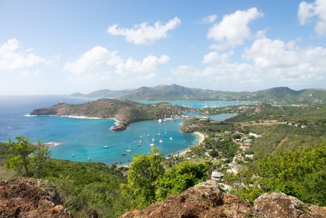 Udsigten fra Shirley Heights over English Harbour og Nelson's Dockyard