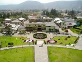 La Mitad del Mundo - udsigten langs ækvator - der ligger både en kirke og en tyrefægter arena på ækvator linien